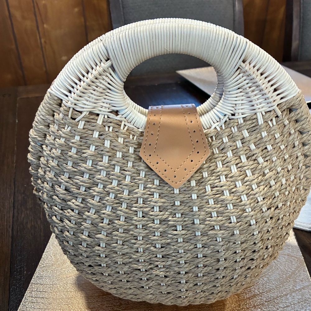 Chic Woven Tan and Cream Shoulder Bag